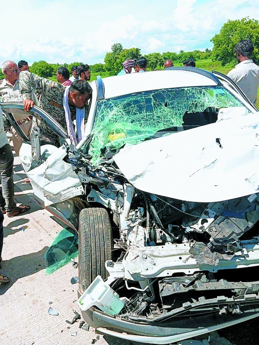 छतरपुर में भीषण सड़क हादसा: खड़े ट्रक से टकराई कार, मां-बेटे की मौके पर मौत, तीन घायल ग्वालियर रेफर