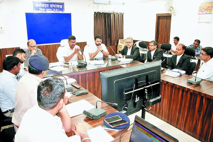 कलेक्टर डॉ. सतीश कुमार एस ने राहवीर योजना, पीएम आवास योजना 2.0 और सिविल न्यायालयों में लंबित राजस्व प्रकरणों की समीक्षा कर दिए सख्त निर्देश, 21 रघुराजनगर और 3 मझगवां के मामले पेंडिंग