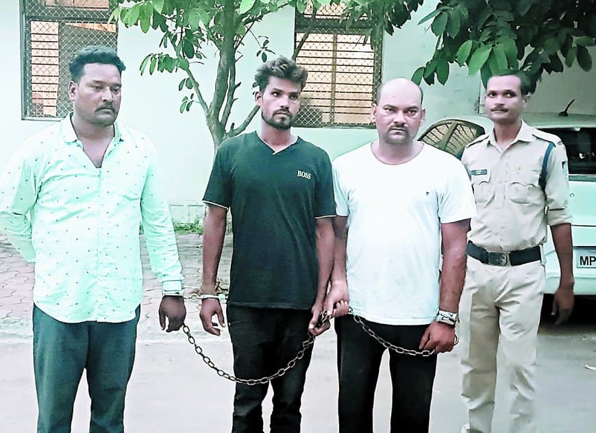 दिनदहाड़े व्यापारी की स्कूटी की डिग्गी से तीन लाख रुपए उड़ाने वाले तीन बदमाश गिरफ्तार, एक फरार आरोपी की तलाश जारी