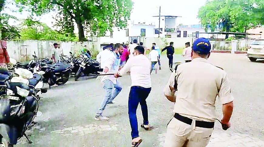 रीवा एसपी ऑफिस में एनएसयूआई का हंगामा: नशीली कफ सिरप की शीशियों के साथ पुलिस मुर्दाबाद के नारे, सीएसपी ने किया लाठीचार्ज