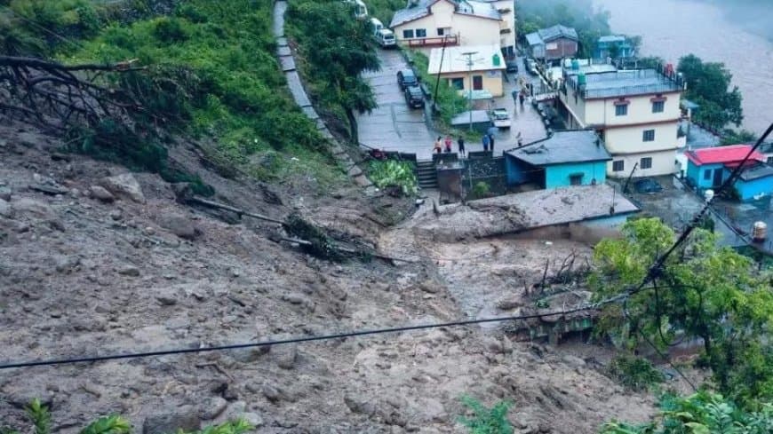 आधी रात चमोली के थराली में बादल फटा।