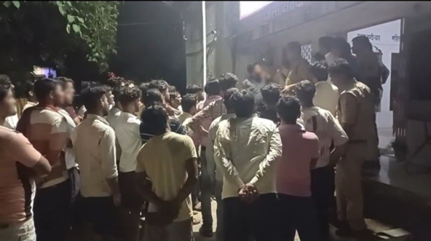 ग्रामीणों ने देर रात तक सिविल लाइन थाने को घेरे रखा। उन्होंने घटना को लेकर पुलिस के सामने विरोध जताया। इसके बाद पांच लोगों पर एफआईआर दर्ज करवाई।