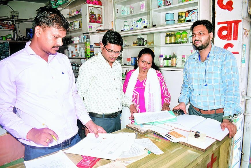 सतना में दवा दुकानों पर बड़ी कार्रवाई: बिना फार्मासिस्ट संचालित शिव मेडिकल स्टोर सीज, अनुष्का मेडिकल से अवैध दवाओं का जखीरा बरामद