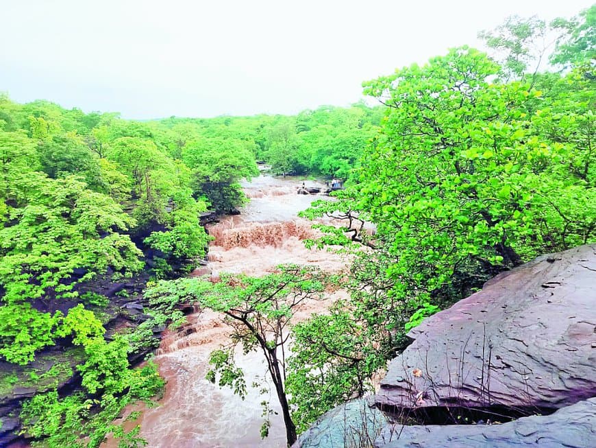 राजा बाबा झरने की बेरहम धारा: दो दोस्तों की मौत, गांव में मातम