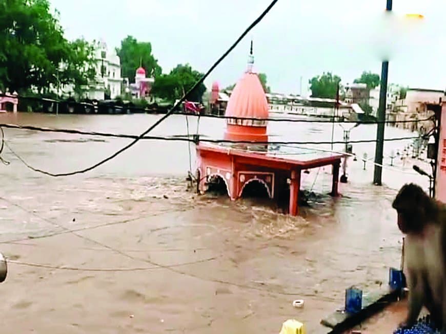 मंदाकिनी नदी उफान पर, गुप्त गोदावरी में पानी भरने से बंद हुई आवाजाही, बाणसागर डैम के 10 गेट खोले गए