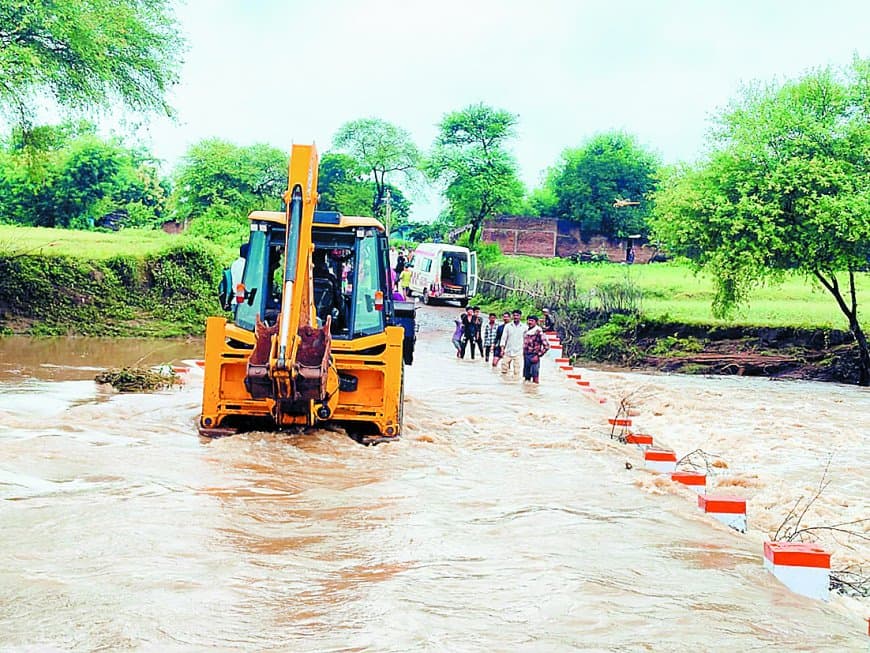 पन्ना में मानवीय साहस का अनोखा उदाहरण: प्रसव पीड़ा से तड़प रही गर्भवती महिला को जेसीबी के सहारे उफनते नाले से सुरक्षित पार कराया गया