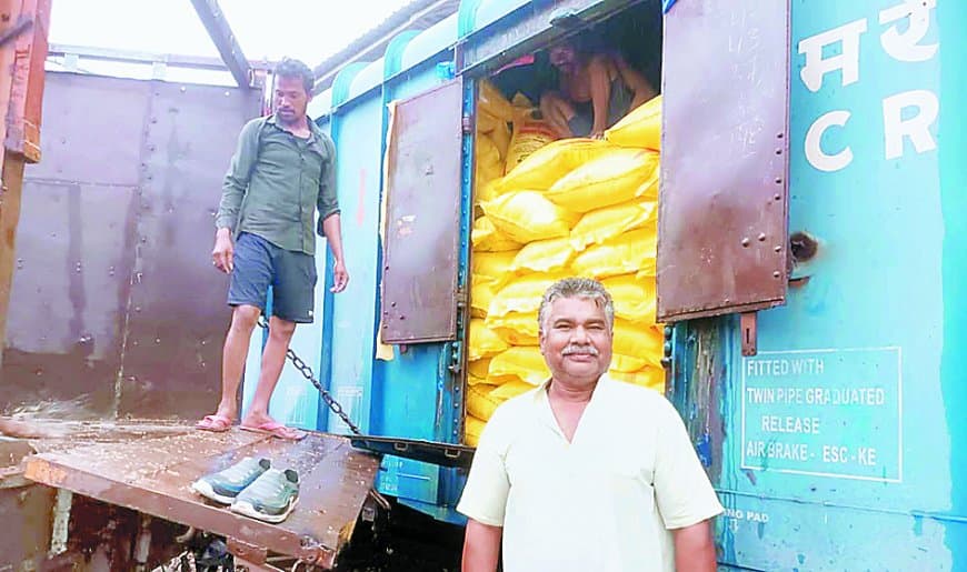 रीवा में किसानों को मिली राहत: सहकारी समितियों को 1300 एमटी यूरिया, 2600 एमटी खाद की रैक पहुंची रेलवे स्टेशन