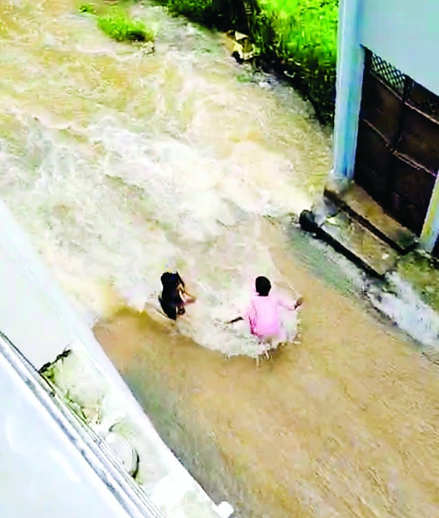 सीधी में झमाझम मूसलाधार बारिश से जनजीवन अस्त-व्यस्त: सड़कें जलमग्न, दुकानों में घुसा पानी, किसानों के चेहरे पर लौटी रौनक