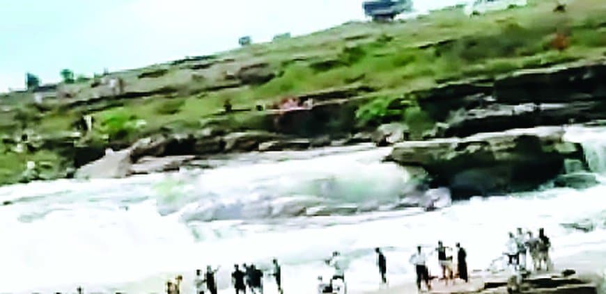 तीज के दिन क्योटी प्रपात में दर्दनाक हादसा: नहाने गई मां-बेटी पैर फिसलने से नदी के तेज बहाव में गिरीं, SDRF की मदद से होगी सर्चिंग