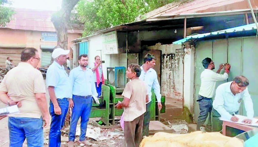 रीवा नगर निगम की सख्त कार्रवाई: संपत्ति कर नहीं चुकाने पर चार वार्डों के 6 बड़े व्यावसायिक प्रतिष्ठानों पर तालाबंदी