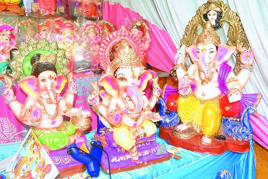 गणेश चतुर्थी पर सतना में गूंजे ‘गणपति बप्पा मोरिया’ के जयकारे : बाजारों में उमड़ी भक्तों की भीड़, मूर्तियों की कीमतों में बढ़ोतरी और महाराष्ट्र मंडल में होगा भव्य उत्सव
