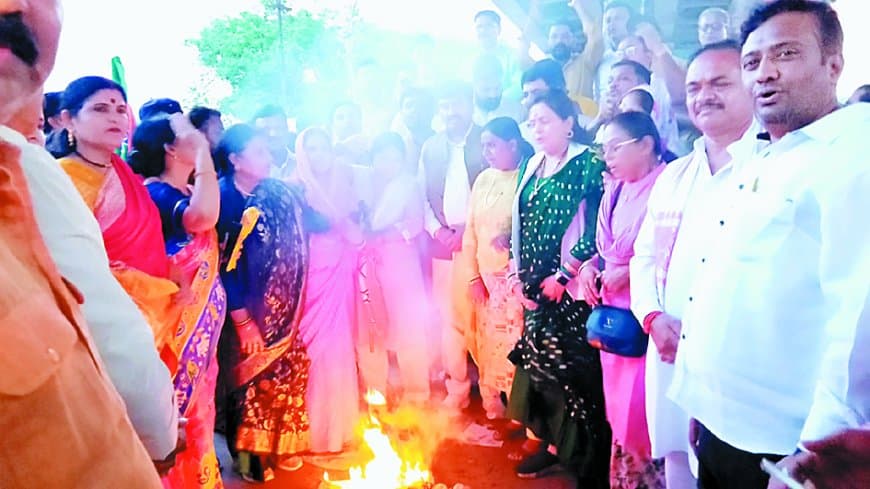 महिला मोर्चा का तीखा विरोध : कांग्रेस प्रदेश अध्यक्ष जीतू पटवारी के बयान पर फूंका पुतला, लगाया महिलाओं का अपमान करने का आरोप