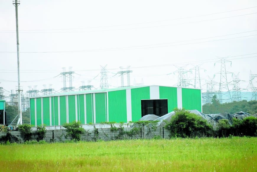 रिलायंस बायो-सीएनजी प्लांट से निकला गंदा मलबा, खेत और जलस्त्रोत प्रदूषित; सहमे किसान, चेताया आंदोलन से