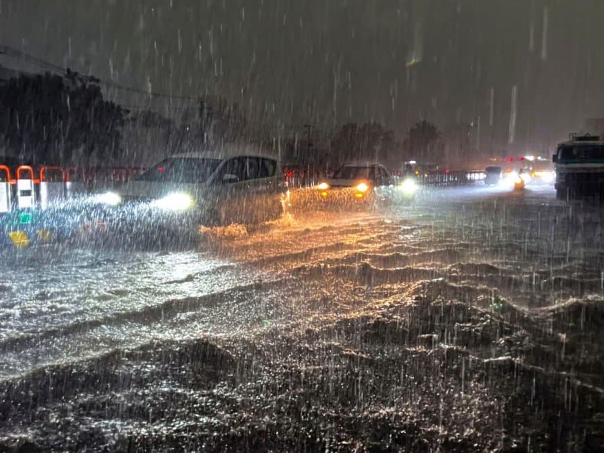 शहर में हालात यह हो गए थे कि वाहन चालकों का लाइट जलानी पड़ी।