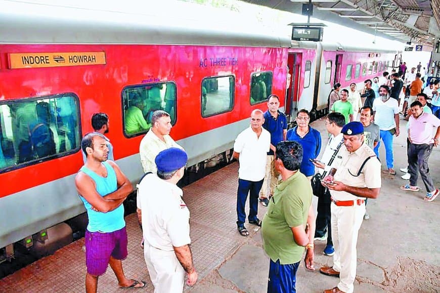 जंक्शन की चकाचक हकीकत: साहबों के निरीक्षण में चमकता प्लेटफॉर्म, बाकी दिनों में ध्वस्त व्यवस्थाएं