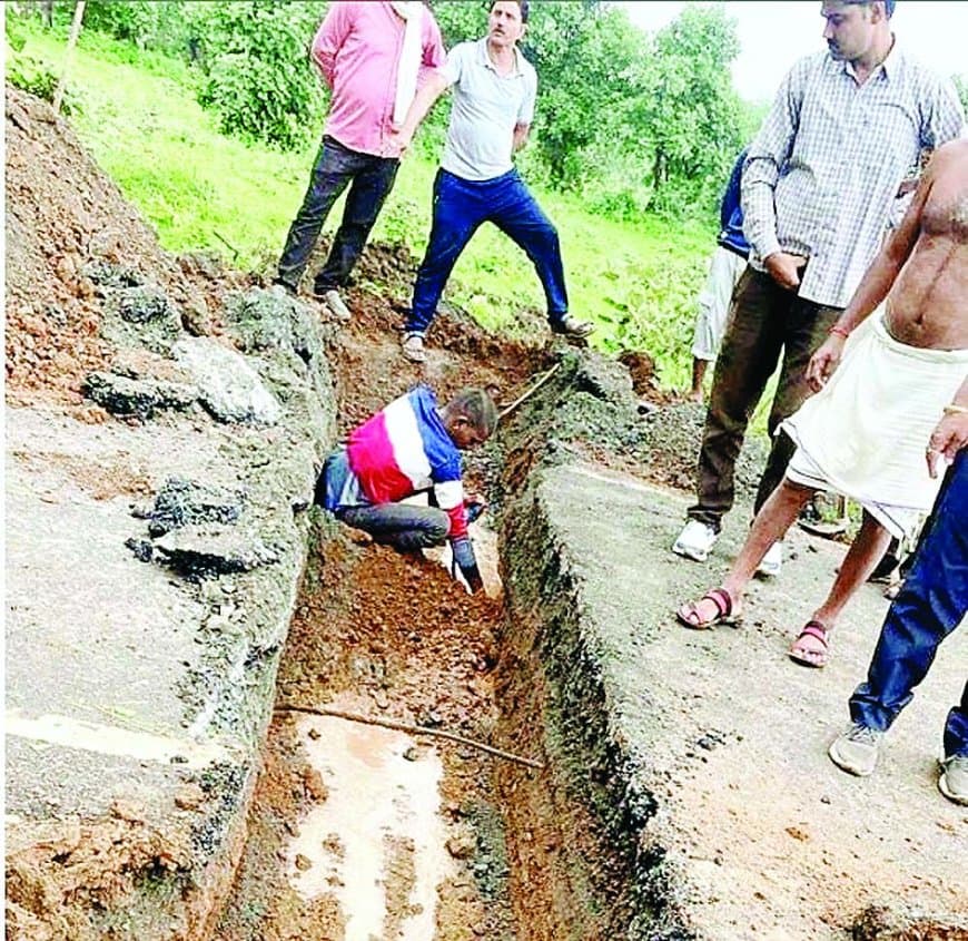 सीधी में लोक निर्माण विभाग का भ्रष्टाचार उजागर – उपयंत्री प्रभाष श्रीवास्तव निलंबित, सहायक यंत्री पर कार्रवाई से परहेज, विधायक भी कर चुके शिकायत