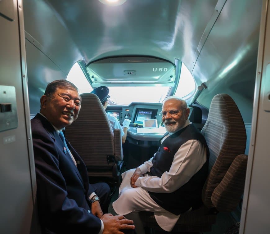 पीएम ने जापान में किया बुलेट ट्रेन का सफर... भारतीय लोको पॉयलट से भी मिल