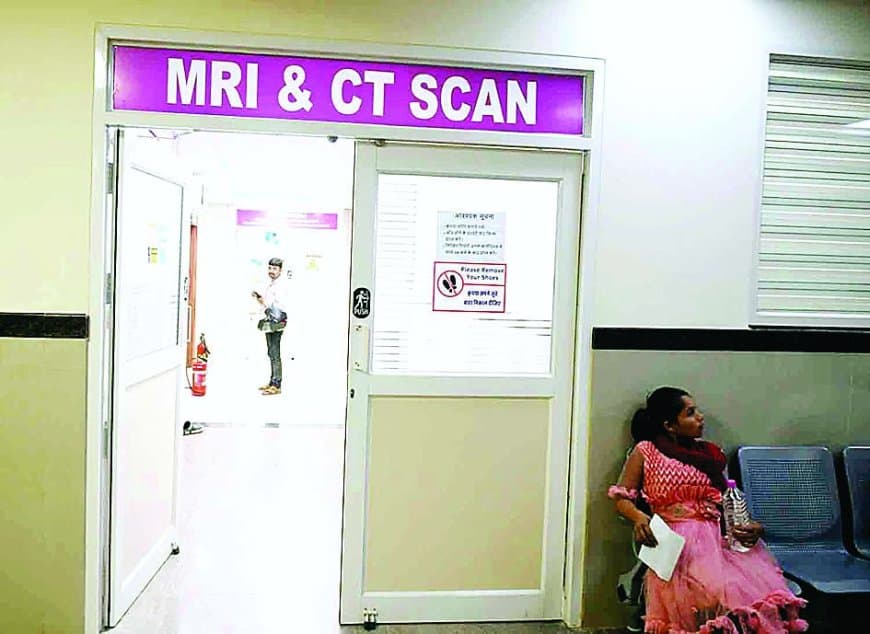 21 करोड़ की एमआरआई और सीटी स्कैन मशीनें जंग खा रहीं — टेक्नीशियन नौसिखिए, मरीज प्राइवेट सेंटरों में लुट रहे