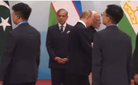 पाकिस्तान बेइज्जत... देखते रह गए शरीफ... सामने से निकल गए पुतिन-मोदी