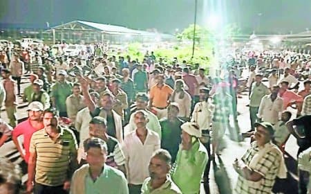 खाद वितरण में बवाल: करहिया मंडी में किसानों ने कर्मचारियों को किया बंद, पुलिस ने किया लाठीचार्ज