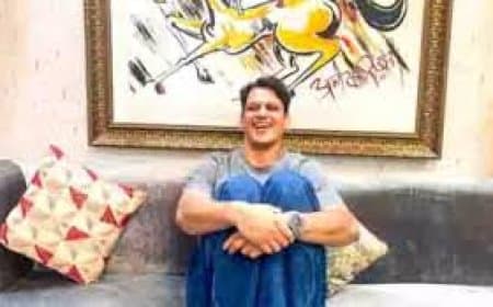 'मजनू भाई' की पेंटिंग के साथ विजय वर्मा, बोले- 'किसी पेंटिंग ने इतनी खुशी नहीं दी'