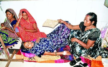 जिला अस्पताल की बदहाली: मरीजों की भीड़ से व्यवस्था चरमराई, गंदे गद्दों और बिना चादर के फर्श पर इलाज कराने को मजबूर बीमार