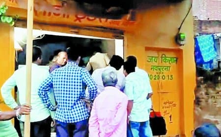 कोठी में दुकान सीज, लाइसेंस निरस्तीकरण का प्रस्ताव; किसानों से 500 रुपए प्रति बोरी वसूलते पकड़े गए विक्रेता