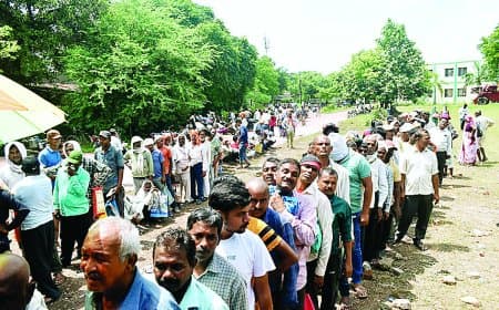 खाद संकट से सतना के किसान बेहाल: सड़क पर उतरे, टोकन वितरण रोका, खून से लिखी चिट्ठी बनी सुर्खी