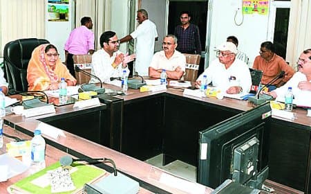 रीवा जिले में सड़कों की खस्ताहाल पर मचा बवाल: जिला पंचायत की बैठक में हंगामा, 147 नई सड़कों को मिली मंजूरी