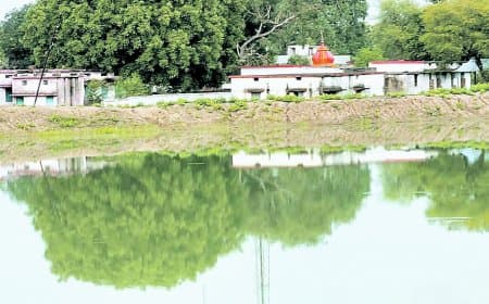 तिवनी तालाब में अवैध गहरीकरण से करोड़ों की क्षति: स्कूलों, पशु चिकित्सालय और घरों को नुकसान, प्रशासन चुप