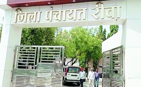 रीवा में पीएम आवास योजना की लापरवाही पर कार्रवाई: 11 सचिवों की वेतनवृद्धि रोकी, 8 ग्राम रोजगार सहायकों का वेतन राजसात