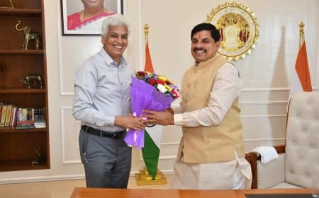 सीएम डॉ. मोहन यादव से मिले जनसंपर्क आयुक्त दीपक सक्सेना