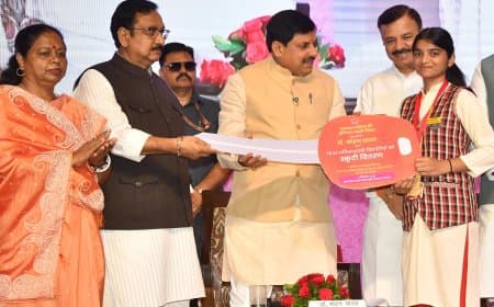 मध्यप्रदेश... 12वीं के टापर को सीएम ने दी स्कूटी... कहा- विदेश में पढ़ाई का खर्च उठाएगी सरकार