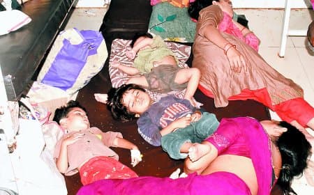 सतना जिला अस्पताल में बच्चों की बढ़ती बीमारियां: 30 बेड पर 68 मरीज, बच्चा वार्ड और पीकू में फर्श पर हो रहा इलाज, ब्रोंकाइटिस और वायरल निमोनिया से बिगड़ रहे हालात