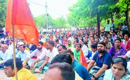 संविदा स्वास्थ्य कर्मियों की हुंकार: सतना-मैहर के 500 से अधिक कर्मियों ने राजधानी में एनएचएम कार्यालय का घेराव कर संविलयन