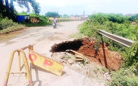 कोठी के झाली चौराहे के पास सुंदरा-सेमरिया मार्ग पर बना गड्ढा बन रहा हादसों का कारण, कभी भी हो सकती है बड़ी दुर्घटना