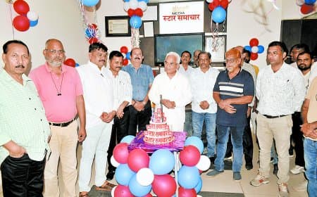 स्टार समाचार ने रचा नया इतिहास: 16वें वर्ष में प्रवेश करते हुए केक काटकर पूरे स्टार परिवार ने मनाया वार्षिकोत्सव, उत्साह और उमंग से गूंजा कार्यालय परिसर