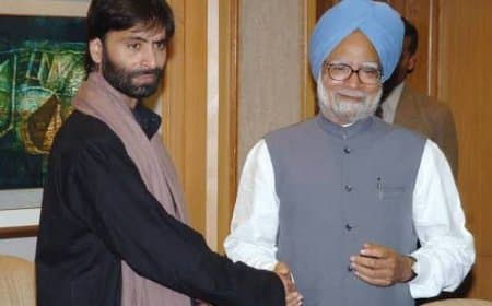 आतंकवादी हाफिज से मिलने के बाद मनमोहन सिंह ने की थी मेरी सराहना