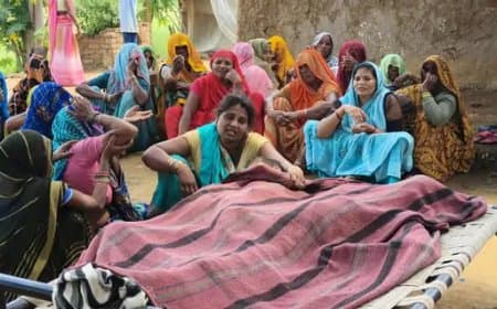 छतरपुर में हड़कंप... कर्ज से परेशान परिवार के चार लोगों ने खाया जहर... दो की मौत 