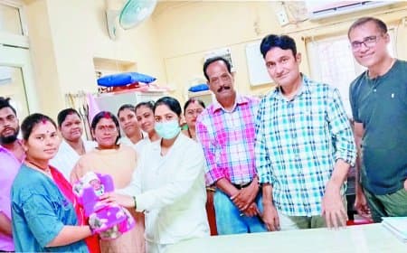 पन्ना जिले में चिकित्सा चमत्कार: 800 ग्राम के अति-नवजात शिशु ने डेढ़ महीने की जंग जीतकर पाई जिंदगी, एसएनसीयू टीम ने लिखी प्रेरणादायी सफलता की कहानी