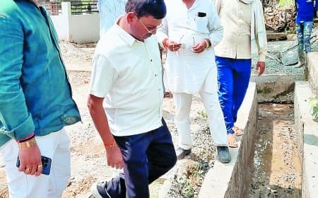 मेयर की ठोकर से खुली नगर निगम की पोल: 49 लाख की नाली एक झटके में धराशाई, घटिया निर्माण कार्य पर संविदाकार और इंजीनियर को जमकर फटकार