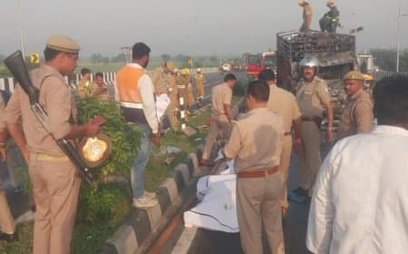 अलीगढ़-कानपुर हाइवे पर हादसा... कार और कैंटर में टक्कर... पांच लोग जिंदा जले