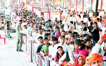 नवरात्र मेला: मां शारदा के दरबार में उमड़ा भक्तों का सैलाब – पहले दिन ही सवा लाख श्रद्धालुओं ने किए दर्शन, चप्पे-चप्पे पर तैनात रही पुलिस