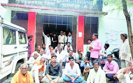 खनन लीज के खिलाफ भड़का आक्रोश: भितरिया के किसान लवकुशनगर तहसील में बैठे अनशन पर, अवनी परिधि माइनिंग कंपनी की लीज निरस्त करने की मांग तेज