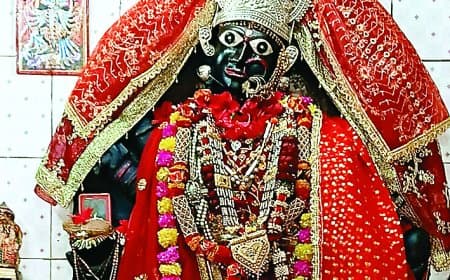 नवरात्रि में आस्था का अद्भुत संगम: पाथर कछार में सजा मां काली का दिव्य दरबार, श्रद्धालुओं की उमड़ी अपार भीड़ और प्राचीन कथा का जीवंत साक्ष्य