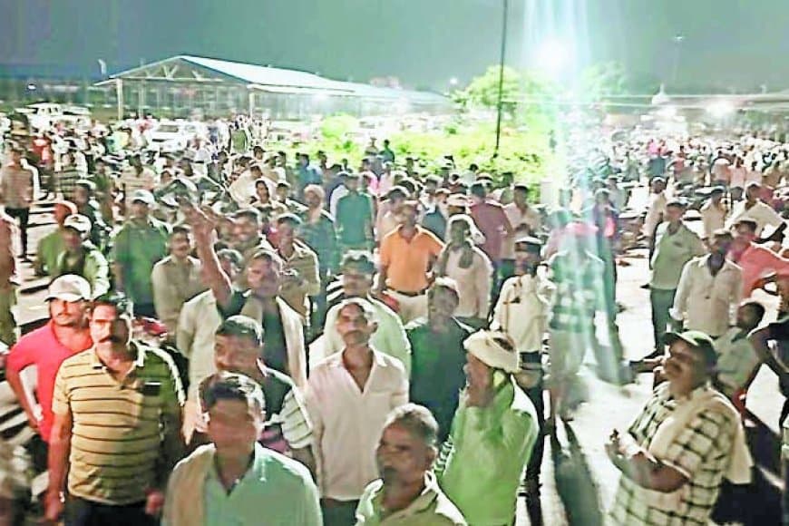 खाद वितरण में बवाल: करहिया मंडी में किसानों ने कर्मचारियों को किया बंद, पुलिस ने किया लाठीचार्ज
