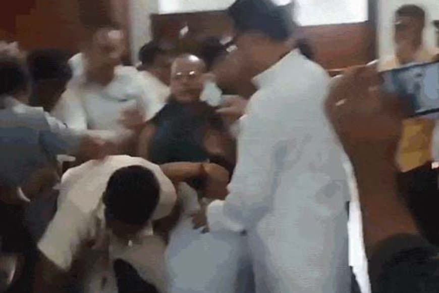 शर्मनाक... बंगाल विधानसभा... भाजपा-टीएमसी विधायकों में मारपीट