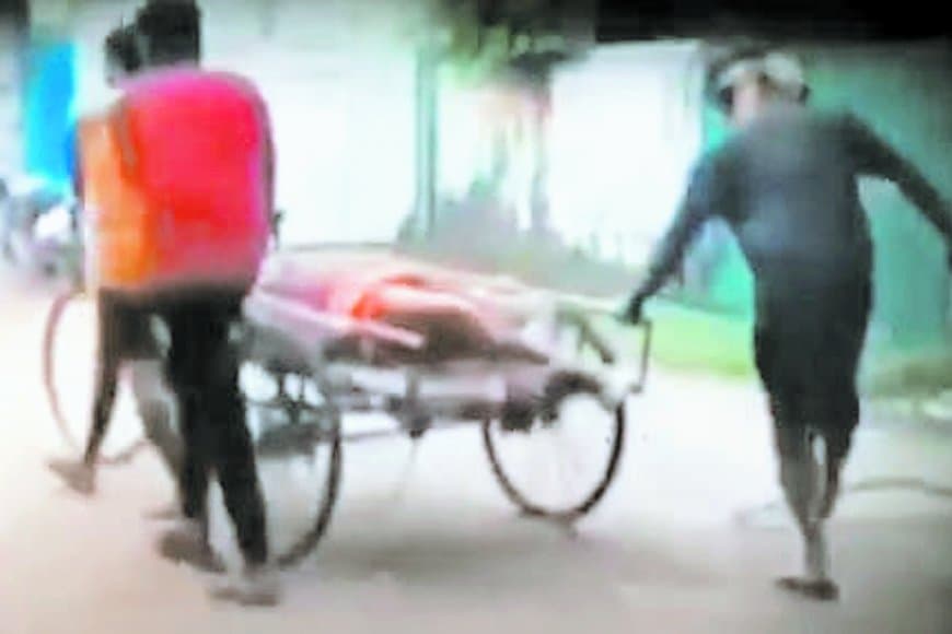 मऊगंज में मरीज को ठेले पर लादकर ले जाया गया अस्पताल, स्वास्थ्य व्यवस्था पर उठे सवाल