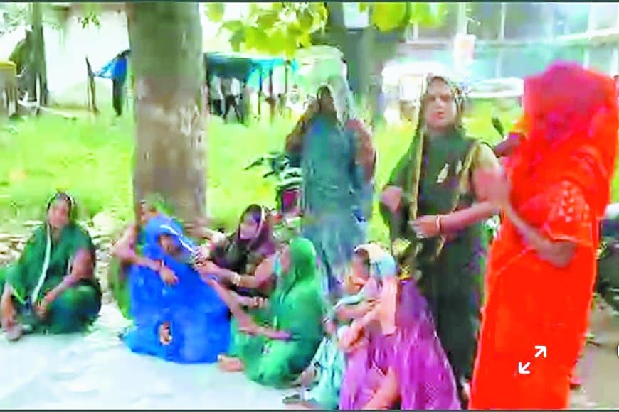सिंगरौली में हत्या का रहस्य गहराया: डीएनए रिपोर्ट के बाद भी गिरफ्तारी नहीं, परिजनों ने थाना गेट पर नर कंकाल रखकर किया धरना