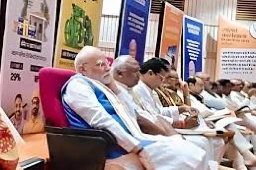 पीएम मोदी की सादगी: बीजेपी सांसदों की कार्यशाला में पीछे की सीट पर बैठे 